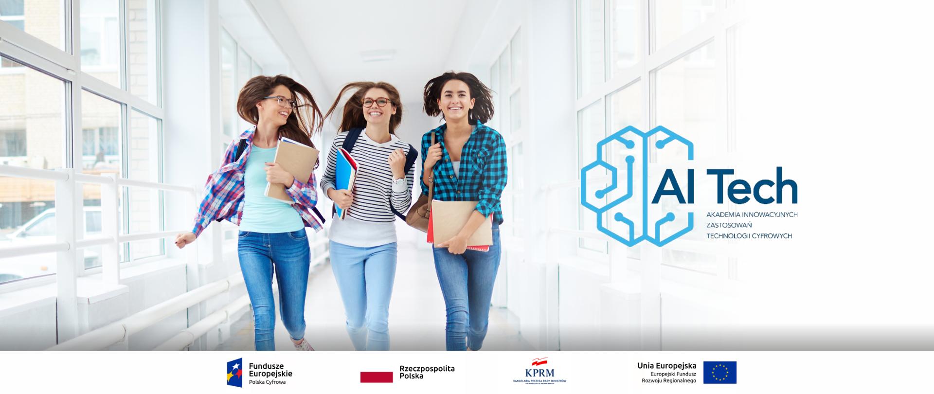 Trzy młode uśmiechnięte dziewczyny (studentki) idą szybko korytarzem. Każda z nich trzyma w rękach zeszyty z notatkami. Z prawej strony logo AI Tech - Akademia Innowacyjnych Zastosowań Technologii Cyfrowych.