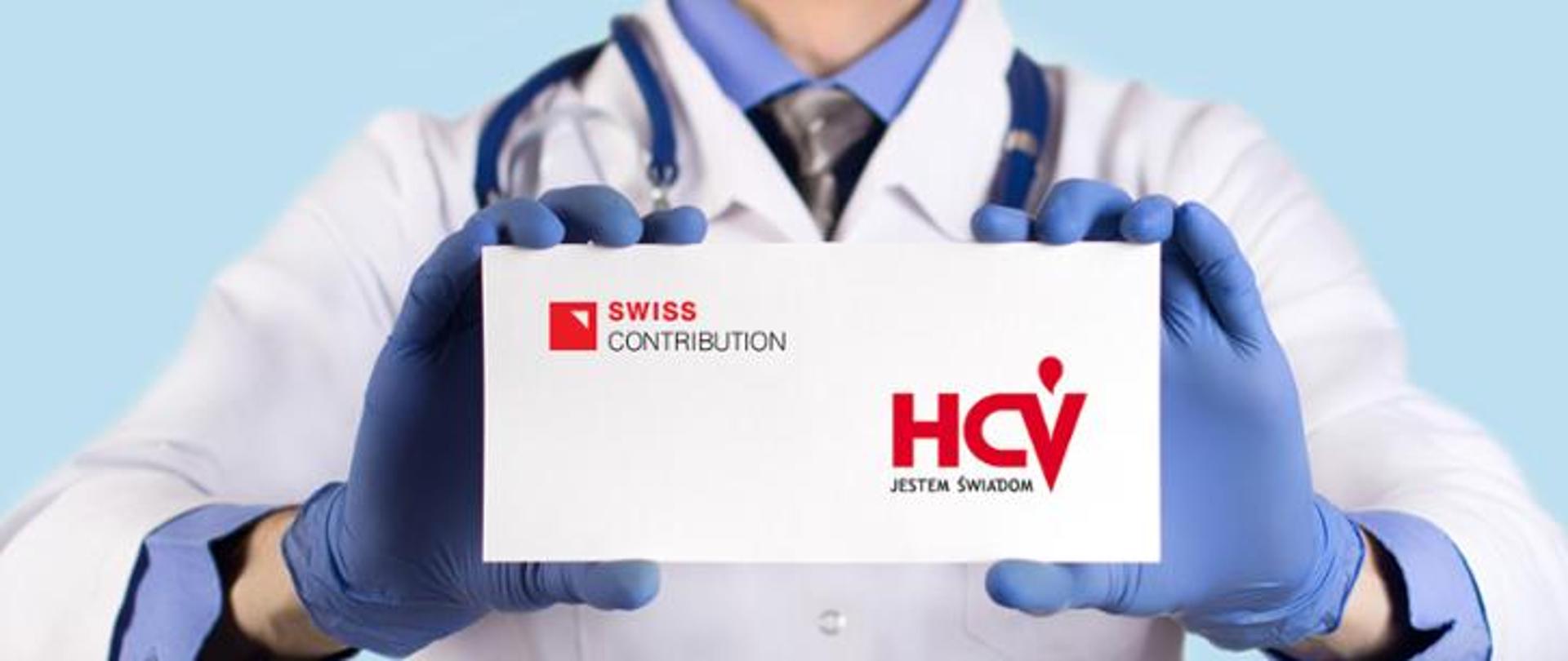 zdjęcie przedstawia lekarza trzymającego białą plakietkę, która ma w lewym górnym rogu znak SWISS CONTRIBUTION, w prawym dolnym znak HCV Jestem Świadom