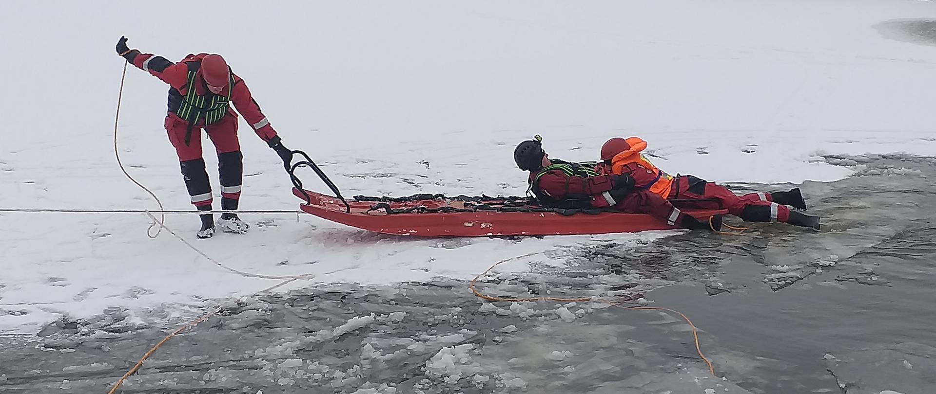 Ćwiczenia z ratownictwa lodowego nakielskich strażaków