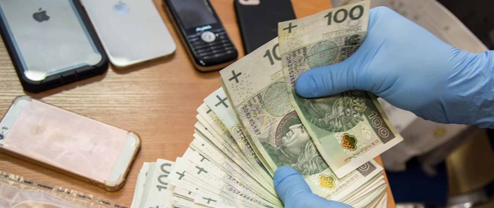 Śląski pion PZ PK przedstawił zarzuty 5 funkcjonariuszom KAS za udział w zorganizowanej grupie przestępczej prowadzącej nielegalne gry hazardowe