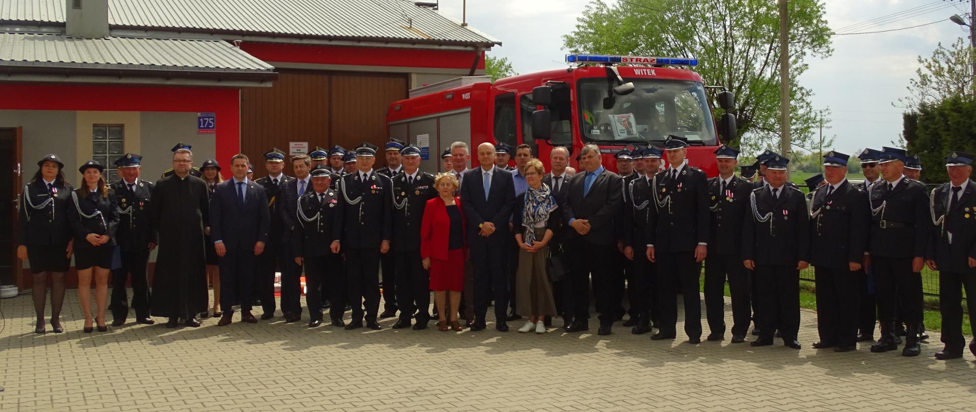 Zdjęcie grupowe przed strażnicą