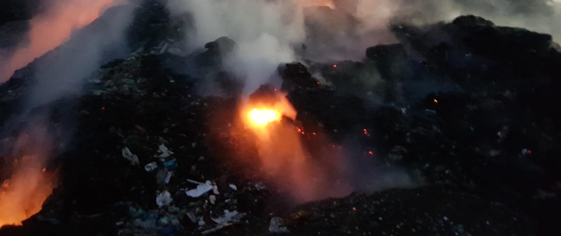 Na zdjęciu znajduje pryzma palących się śmieci
