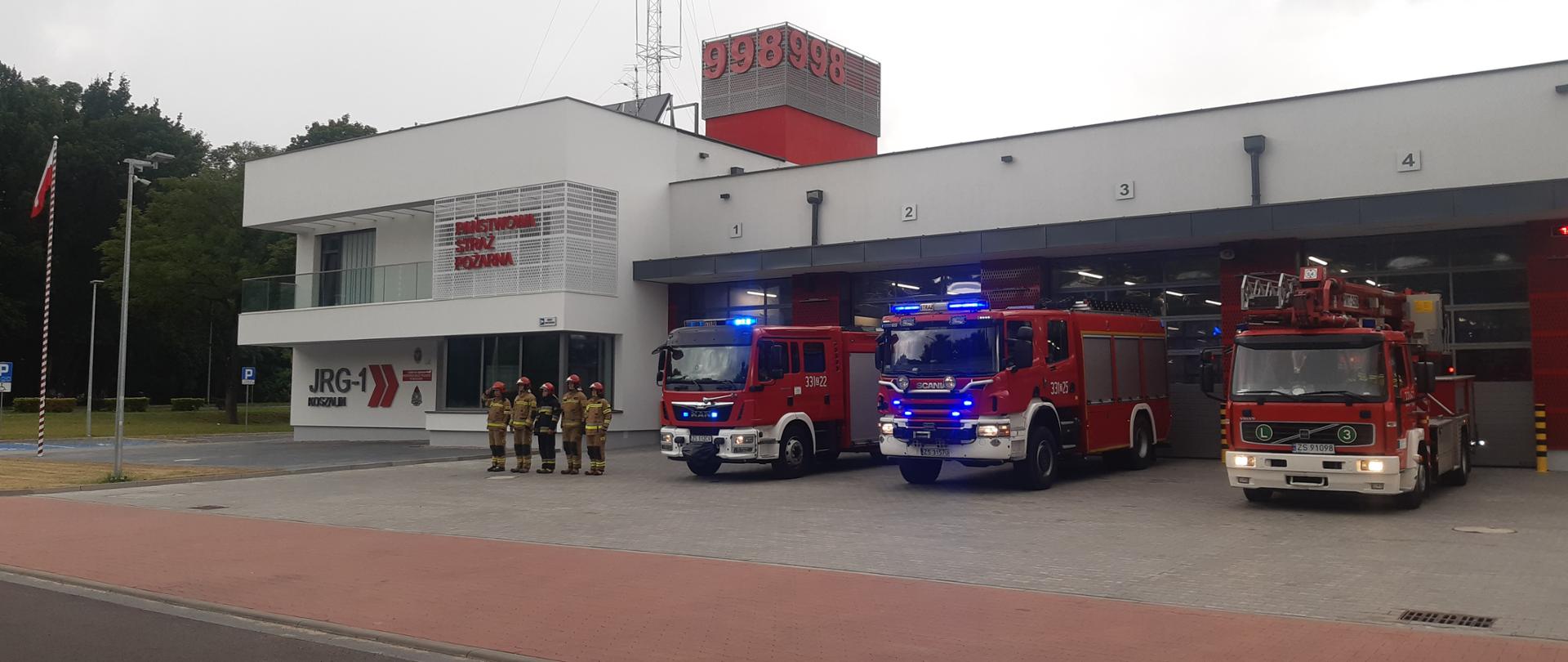 77 rocznica Powstania Warszawskiego. Strażacy oddają hołd powstańcom.