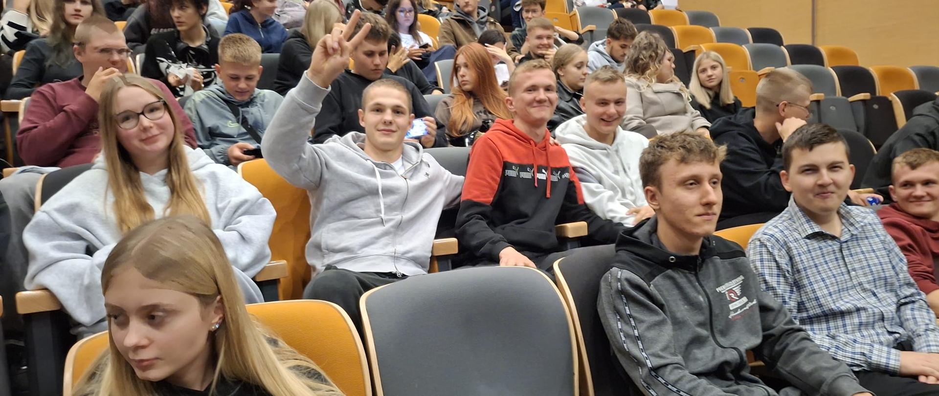 24 września młodzież klas maturalnych wzięła udział w spektaklu teatralnym powieści George'a Orwella "Rok 1984".