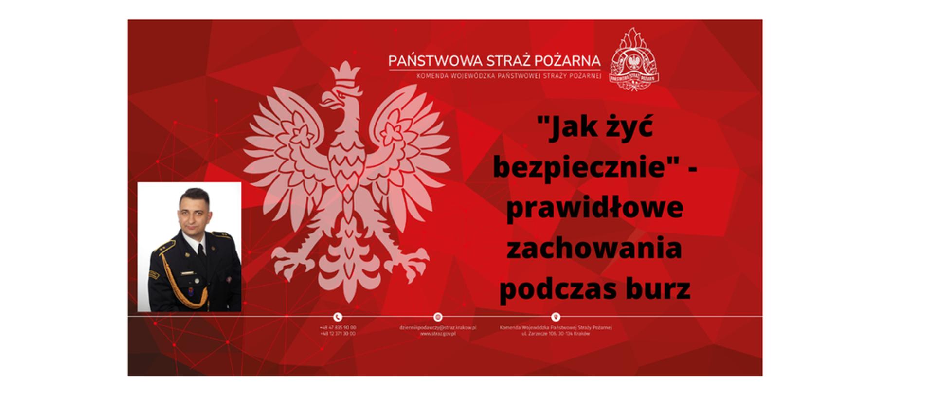 Na zdjęciu widoczny rzecznik Komendanta Wojewódzkiego na czerwonym tle godło orzeł i logo PSP oraz napis Jak żyć bezpiecznie- prawidłowe zachowania podczas burzy