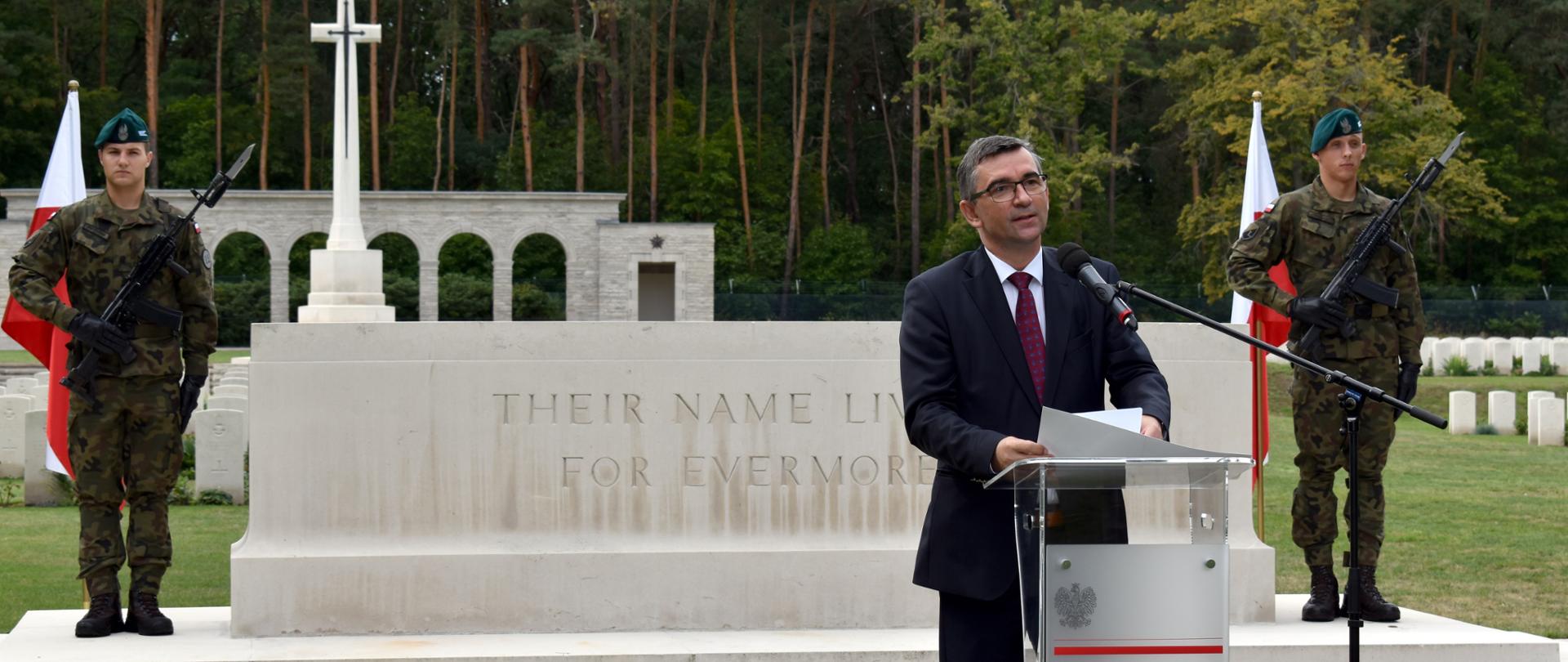 81. rocznica wybuchu IIWŚ. Uroczystość na Brytyjskim Cmentarzu Wojennym w Berlinie. W obchodach 01.09.2020 r. wzięli udział m.in. Ambasador RP w Berlinie, prof. Andrzej Przyłębski, Attaché Obrony RP i Konsul RP ds. Polonii oraz przedstawiciele organizacji polonijnych. Wśród uczestników byli również przedstawiciele władz Berlina i Brandenburgii, frakcji politycznych Bundestagu, Korpusu Dyplomatycznego i Federalnego Ministerstwa Obrony oraz przedstawiciele dowództwa Garnizonu Berlin i attaché obrony krajów biorących udział w II wojnie światowej.