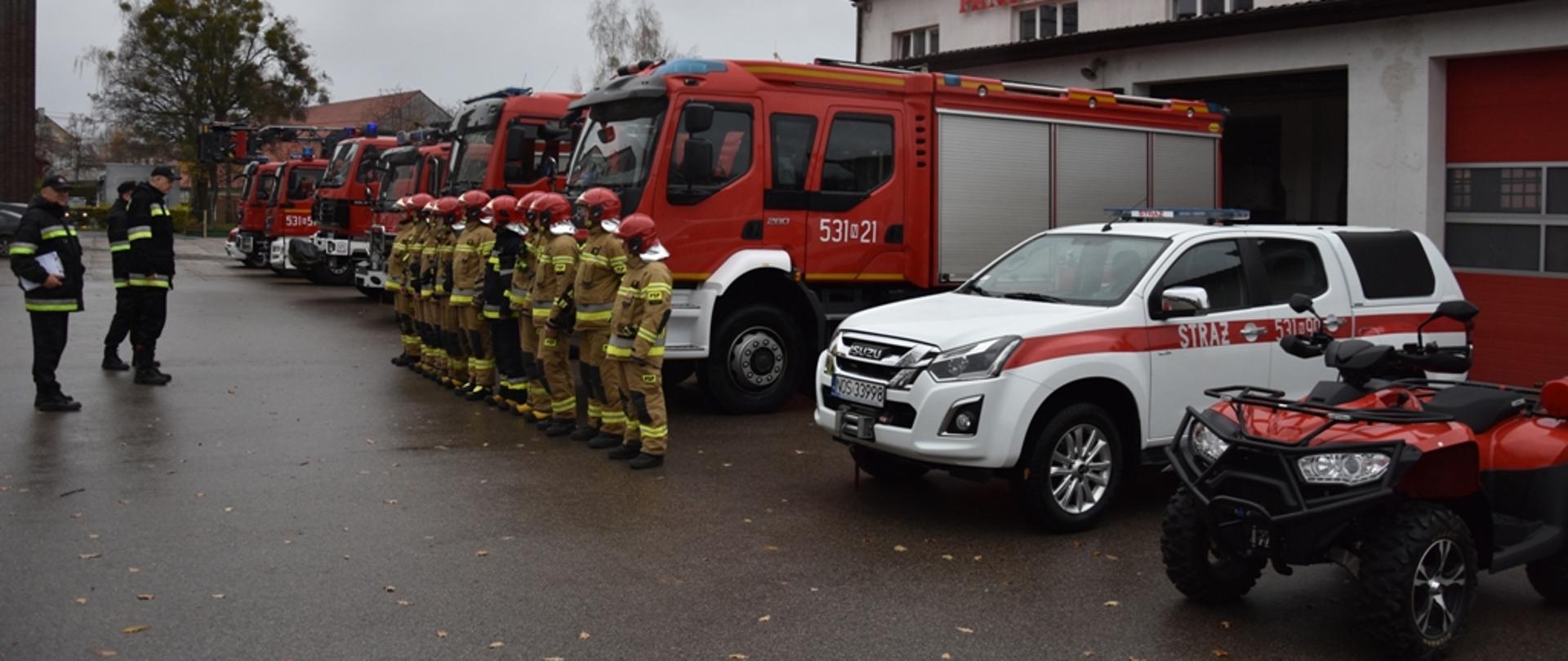 Zastępca Komendanta omawia strażakom przebieg kontroli