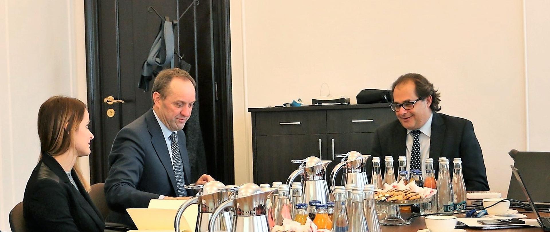 Minister Marek Gróbarczyk przy stole z marszałkiem Mieczysławem Strukiem 