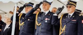 Na zdjęciu widzimy funkcjonariuszy Państwowej Straży Pożarnej oraz zaproszonych gości podczas Powiatowego Dnia Strażaka. 