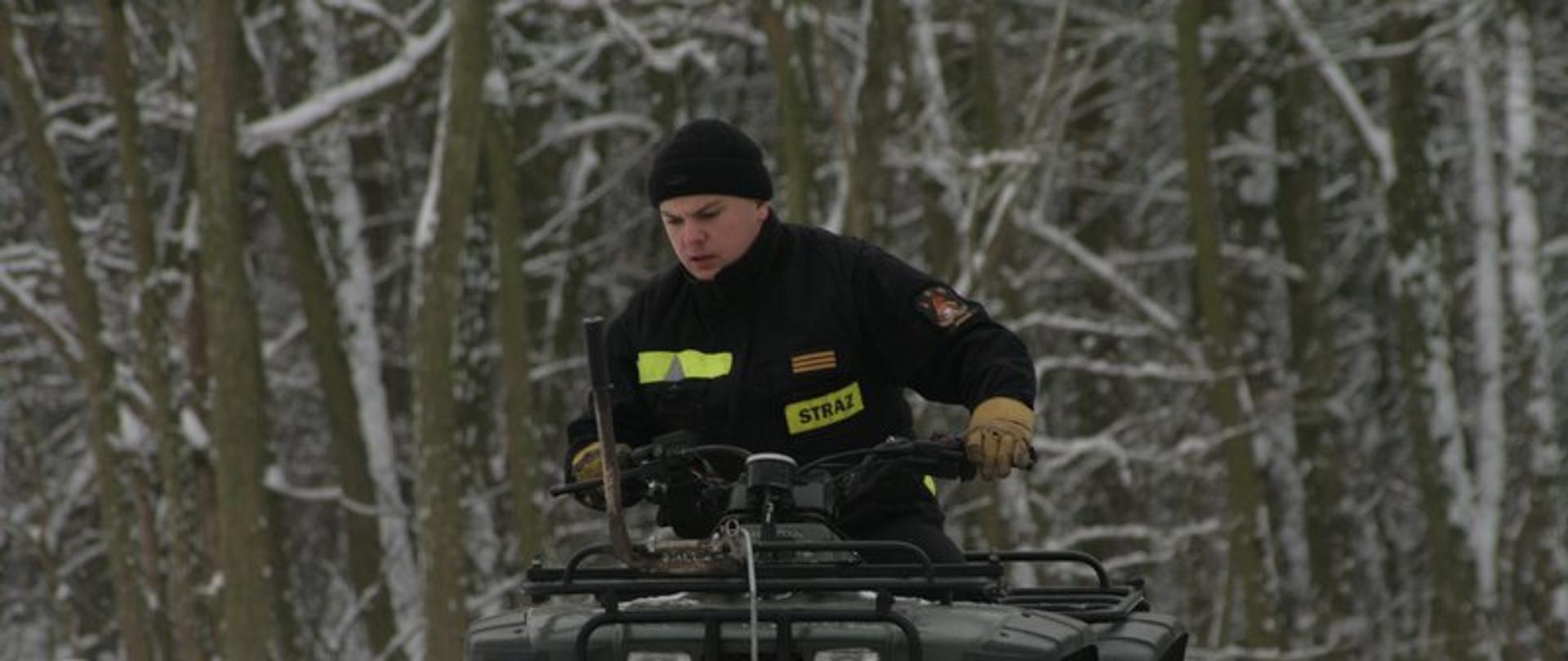 Quad z zamontowanym pługiem do odśnieżania