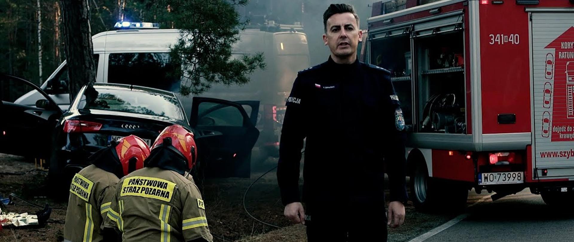 foto wypadku policja i straż pożarna