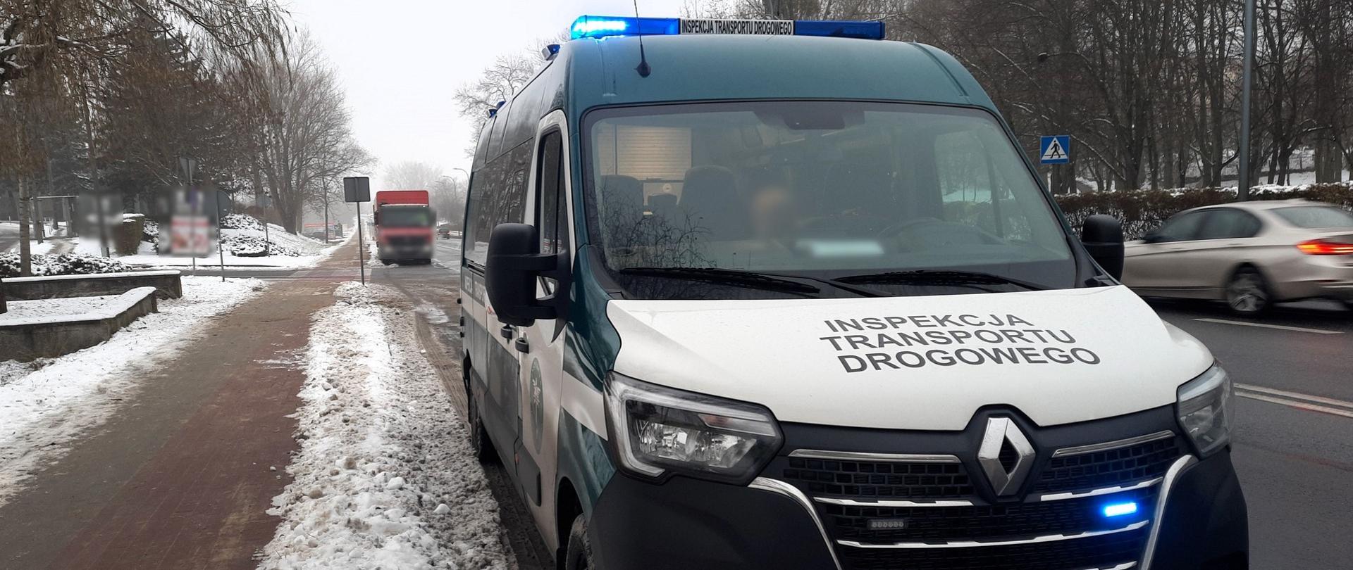 Kontrola pojazdu ciężarowego na Trasie Warszawskiej (nad rzeką Wartą) w Koninie. Kierowca, zatrzymany przez patrol wielkopolskiej Inspekcji Transportu Drogowego, nie zastosował się do obowiązującego zakazu tonażowego.