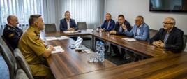 Spotkanie OKW PSP oraz Zastępcy OKW PSP z Zarządem Wojewódzkim ZOSP RP. Komendanci w mundurach a goście w ubraniach cywilnych. Spotkanie na sali sztabowej KW PSP w Opolu.