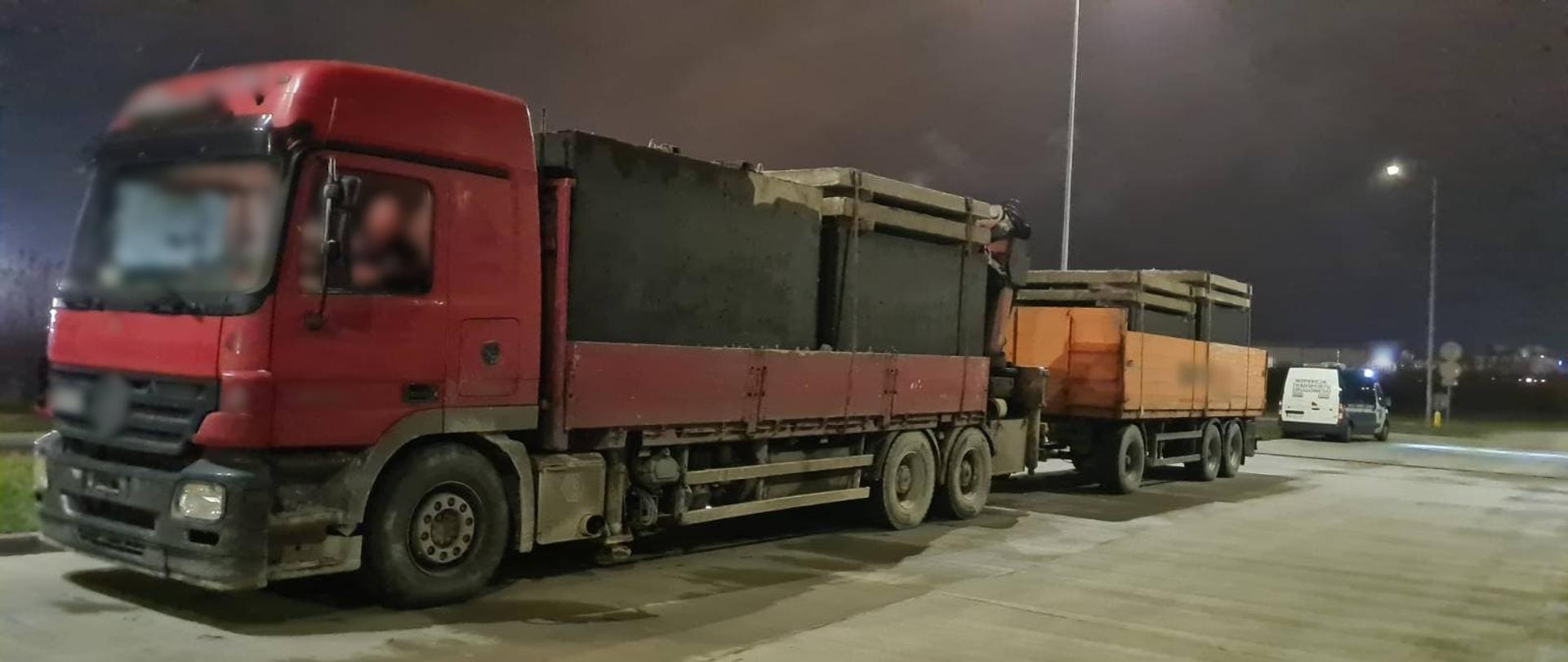 Niemal 71 ton zamiast dopuszczalnych 40 ważył zespół pojazdów z betonowymi szambami i pokrywami. Nienormatywną ciężarówkę zatrzymał do kontroli patrol Inspekcji Transportu Drogowego na terenie Radomia.