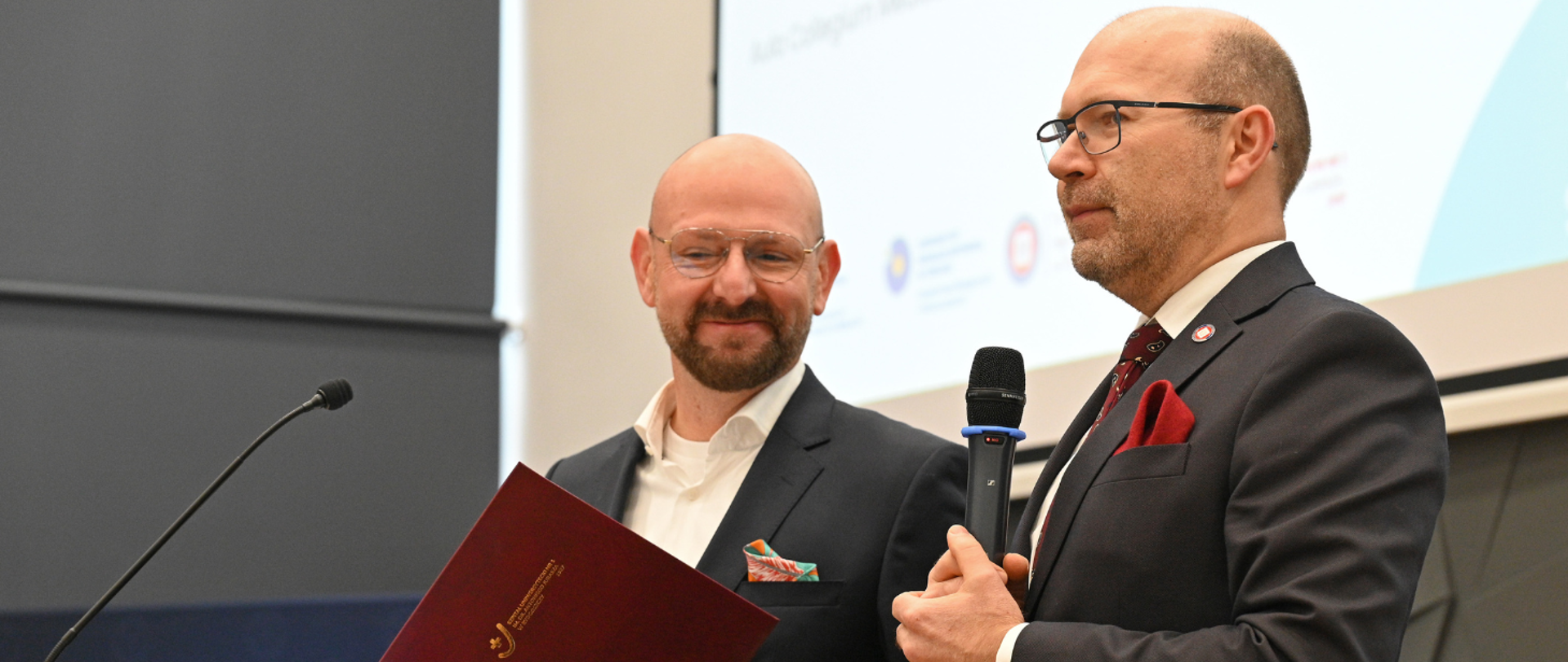 Konferencję zainaugurowali dr hab. n. med. Aleksander Deptuła, Konsultant Krajowy w dziedzinie mikrobiologii lekarskiej, oraz Wojciech Koper, Państwowy Wojewódzki Inspektor Sanitarny w Bydgoszczy. W swoich wystąpieniach zwrócili uwagę na narastające wyzwanie, jakim jest antybiotykooporność, podkreślając potrzebę współpracy różnych sektorów.