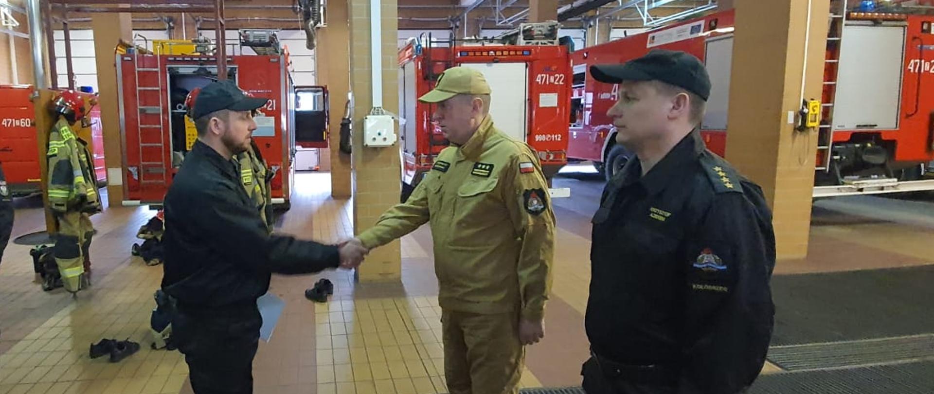Komendant gratuluje strażakowi powołania na stanowisko służbowe