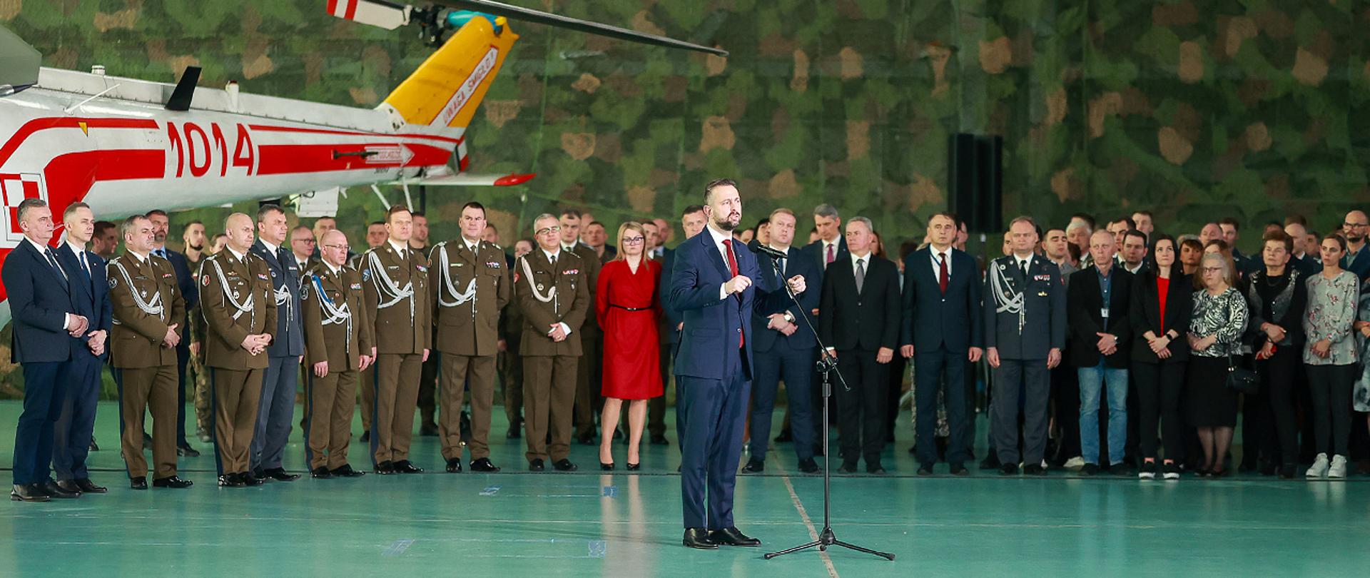 25 marca 2024 r. w 1. Bazie Lotnictwa Transportowego w Warszawie, z okazji zbliżających się Świąt Wielkanocnych, Prezydent Rzeczypospolitej Polskiej, Zwierzchnik Sił Zbrojnych Andrzej Duda oraz Władysław Kosiniak-Kamysz wicepremier - minister obrony narodowej, wzięli udział w spotkaniu wielkanocnym z żołnierzami i pracownikami wojska. Fot. Krzysztof Niedziela/CO MON