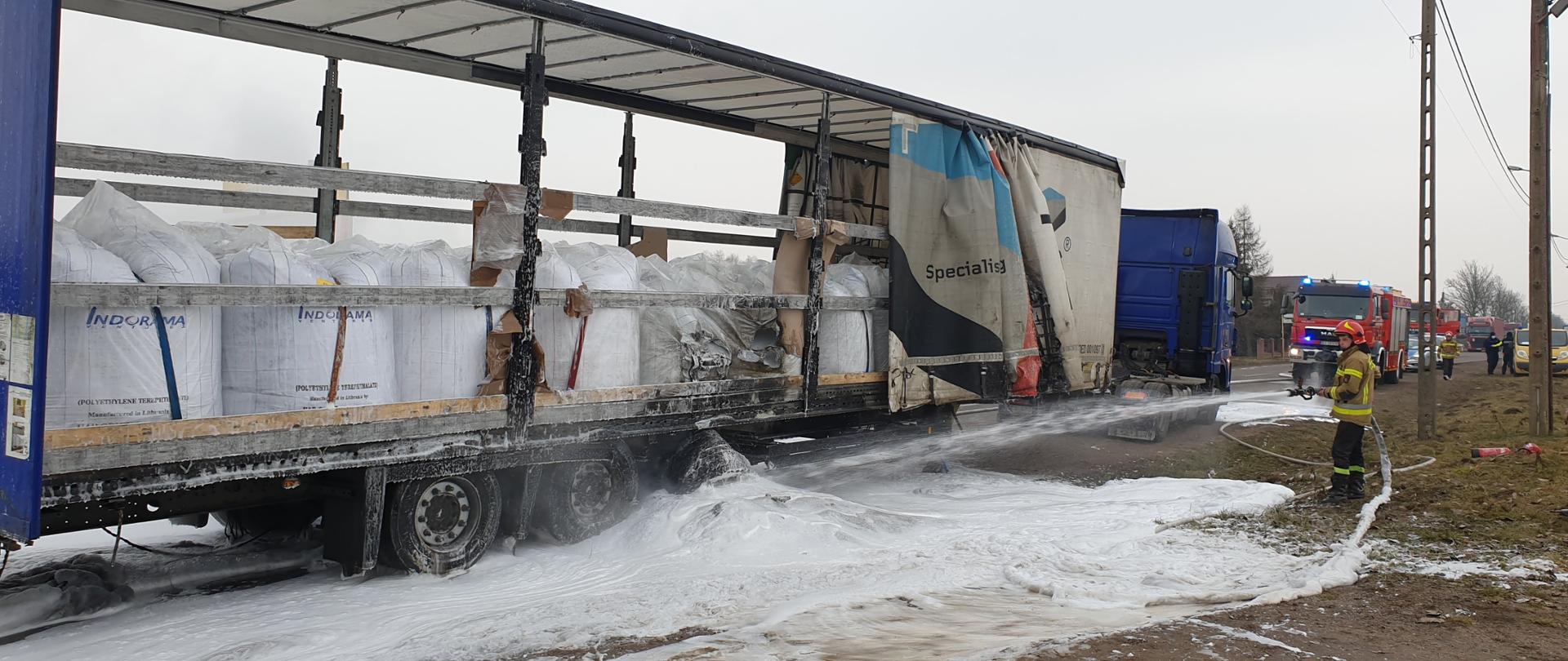 Naczepa przewożąca polipropylen