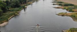 Zdjęcie przedstawia płynącą łódź po rzece Odra.