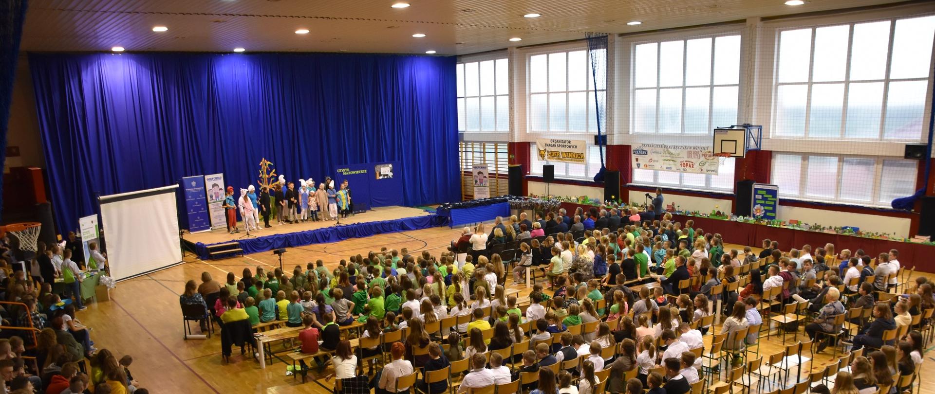 Występ artystyczny uczniów Zespołu Placówek Oświatowych w Winnicy.