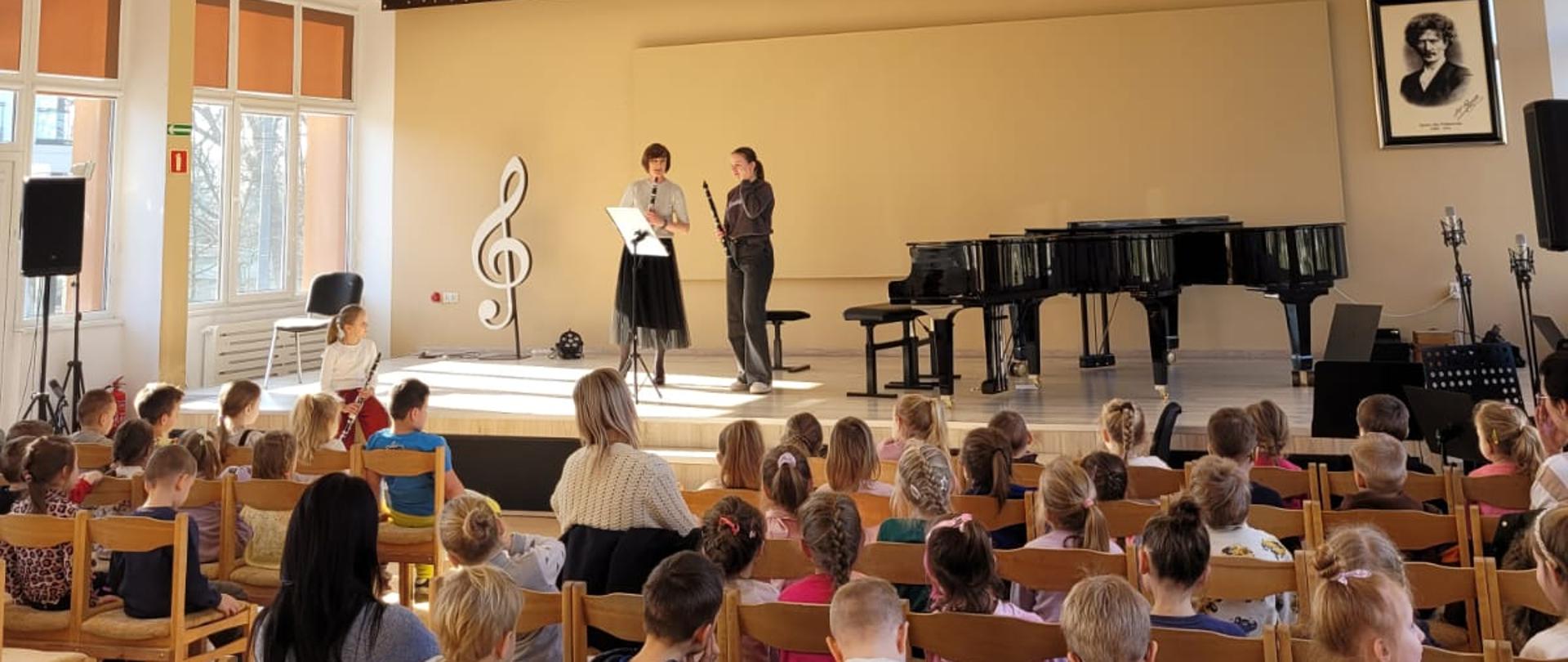 nauczycielka z uczennicą prezentują klarnet