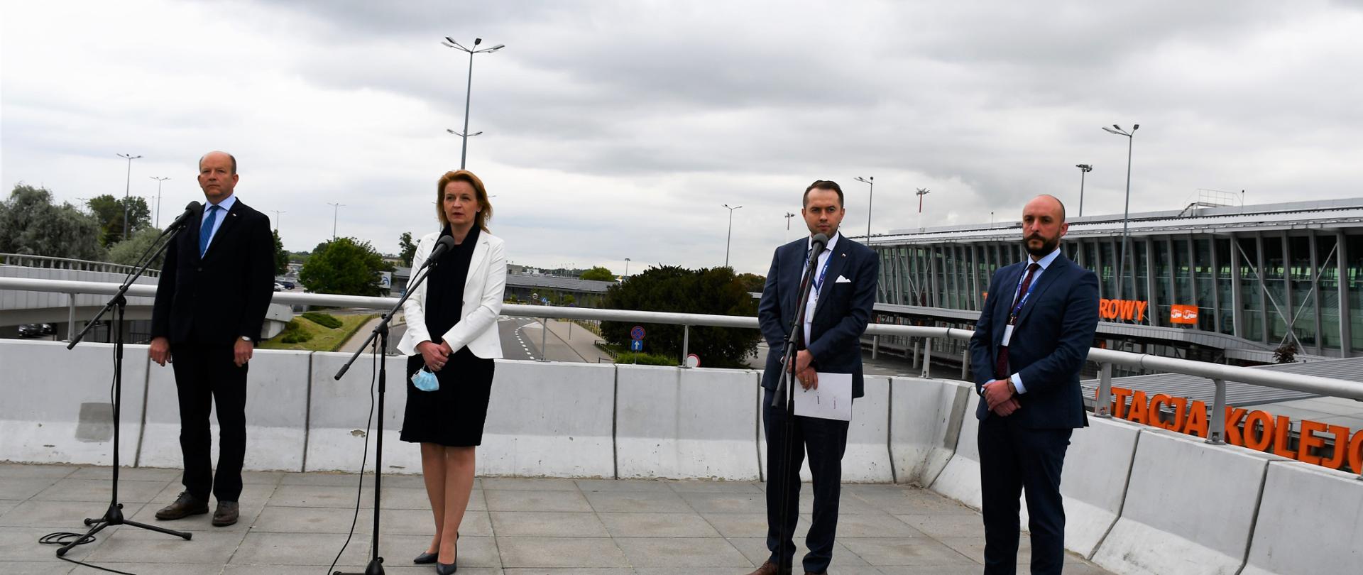 Briefing z udziałem Wiceminister Rodziny, Pracy i Polityki Społecznej Barbary Sochy, Wojewody Mazowieckiego Konstantego Radziwiłła oraz Prezesa Zarządu Welcome Airport Services Sp. z o.o. Piotra Wieczorka i Wiceprezesa Zarządu ds. handlowych w Welcome Airport Services Sp. z o.o. Pawła Litkiewicza.
