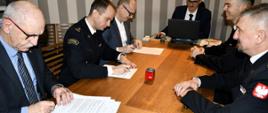 Zdjęcie przedstawia podpisania aktu przekazania nieruchomości przez Komendanta Powiatowego PSP w Zgierzu, Starostę Zgierskiego oraz Burmistrza Strykowa