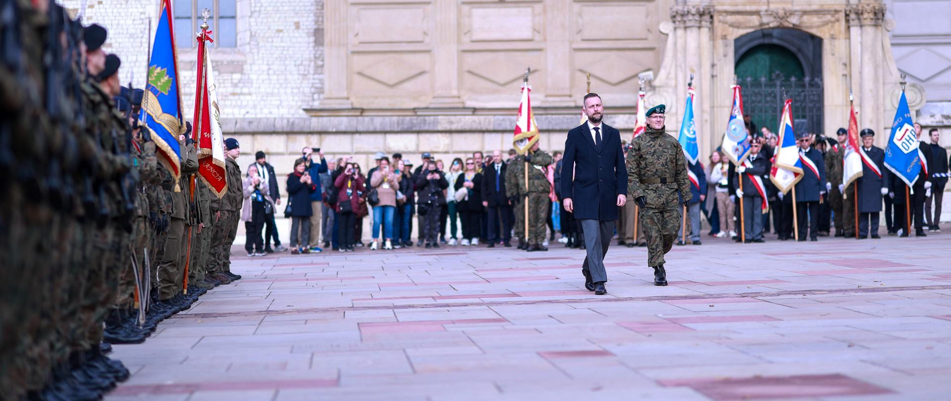 16 października 2025 r. na dziedzińcu zewnętrznym Zamku Królewskiego na Wawelu wicepremier-minister obrony narodowej Władysław Kosiniak- Kamysz wziął udział w uroczystym Apelu Pamięci poświęconym generałowi Tadeuszowi Jordan-Rozwadowskiemu oraz innym dowódcom Bitwy Warszawskiej 1920 roku, która zahamowała pochód Rosji Sowieckiej na Zachód. Fot. Krzysztof Niedziela/MON
