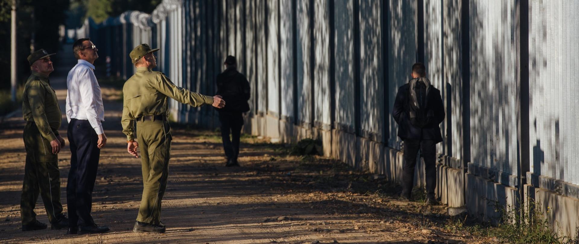Premier Mateusz Morawiecki przy zaporze na granicy polsko-białoruskiej.