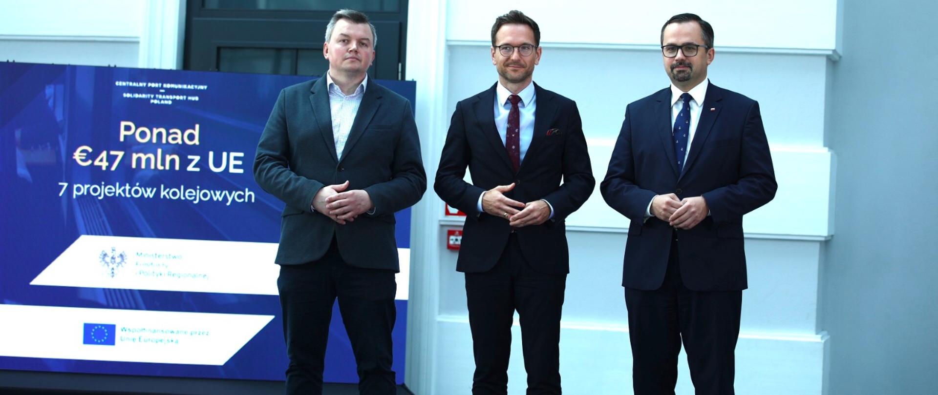 Wspólne zdjęcie Ministra Funduszy i Polityki Regionalnej Waldemara Budy wraz z pełnomocnikiem rządu ds. Centralnego Portu Komunikacyjnego Marcinem Horałą oraz Tomasz Dominowski z Urzędu Marszałkowskiego Województwa Łódzkiego.