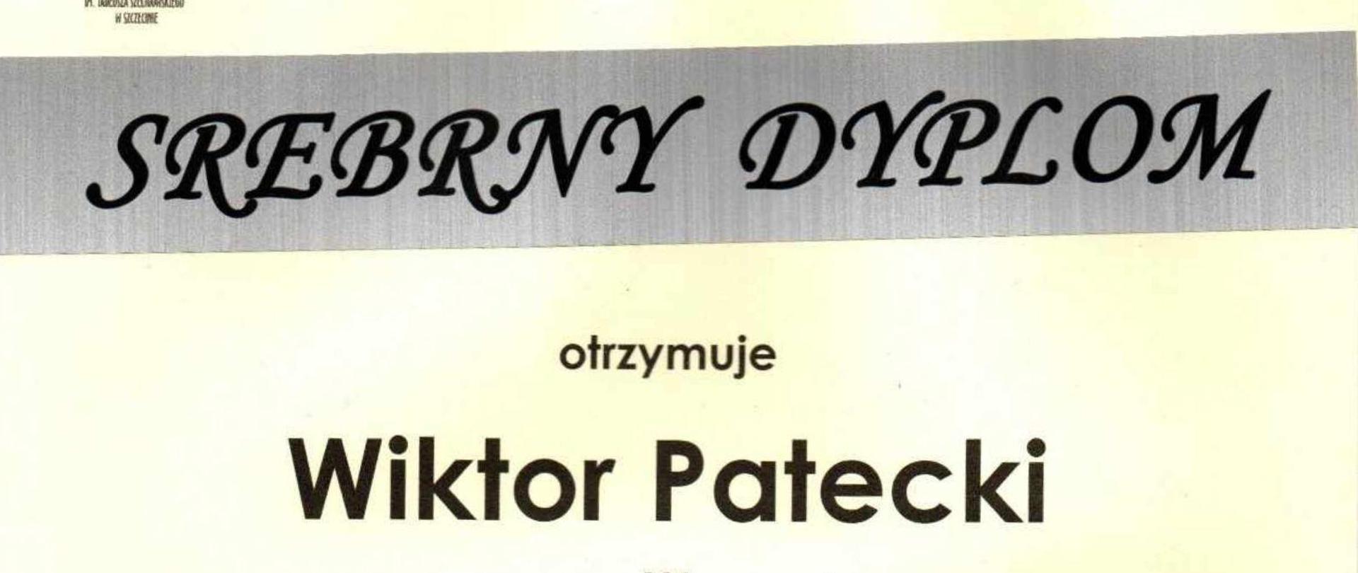 Na żółto - białym tle dyplomu po prawej stronie logo szkoły w, w której odbył się konkurs, po lewej stronie znak Szczecina. Od góry pośrodku dyplomu nazwa szkoły napisana czarnymi literami, pod spodem pasek w kolorze srebrnym a na nim czarny napis srebrny dyplom i czarno- czerwone napisy pod spodem wraz z kolorowym napisem. Na dole czarnymi literami nazwiska jury i niebieskie odręczne podpisy oraz miasto i data.