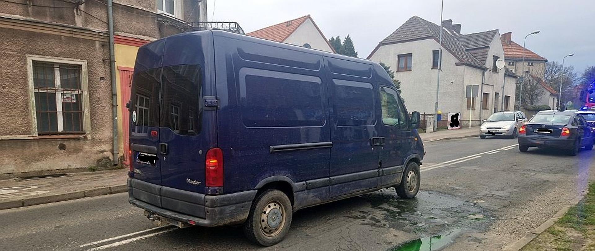 Na zdjęciu znajdują się dwa uszkodzone samochody biorące udział w kolizji. 