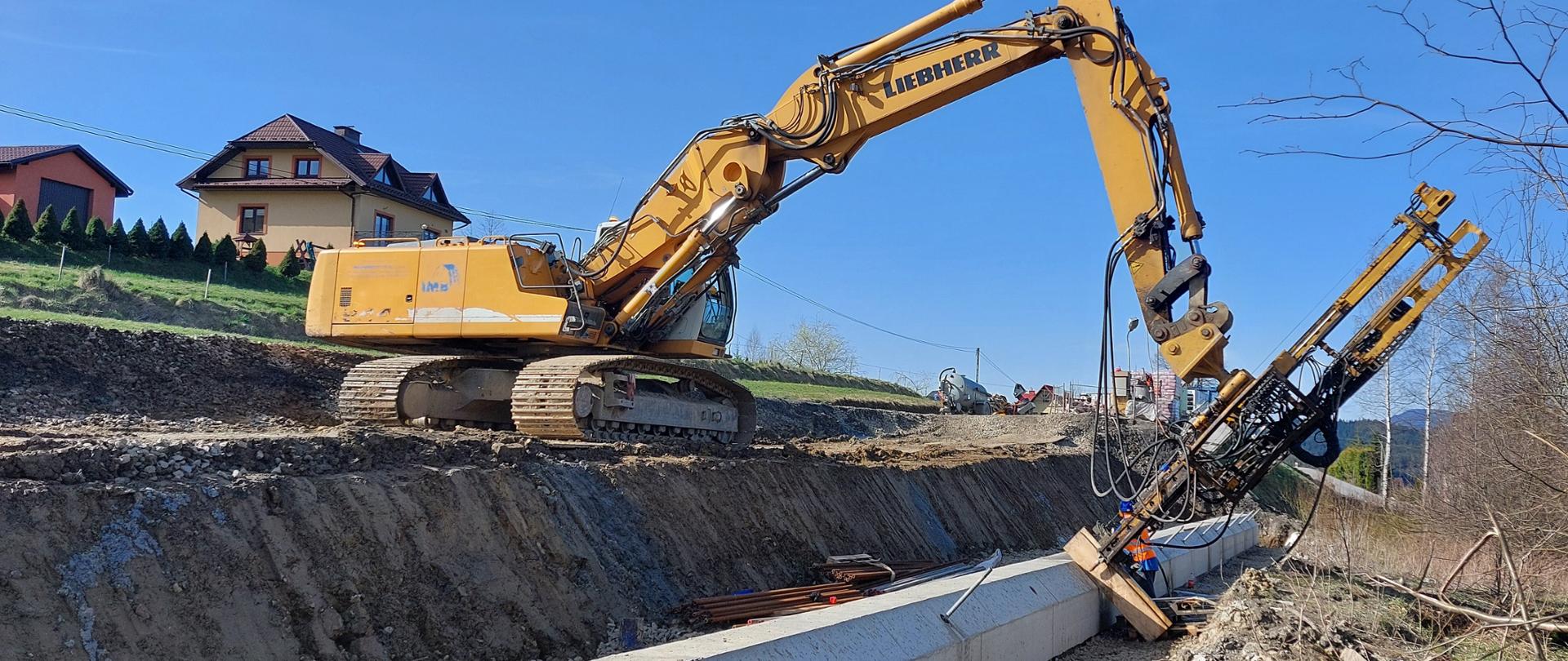 prace na osuwisku w Kasinie Wielkiej, gwoździe skośne wbijane w uzbrojony oczep