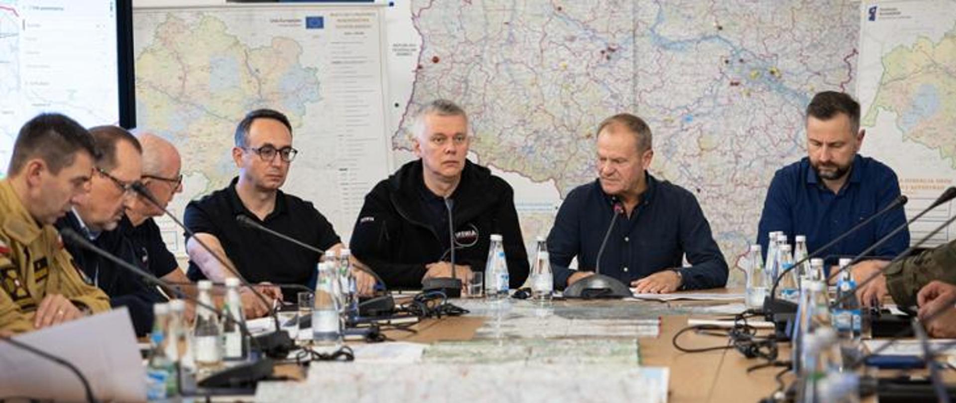 Sztab kryzysowy z udziałem Premiera Donalda Tuska, wicepremiera i ministra obrony narodowej Władysława Kosiniaka-Kamysza, ministra infrastruktury Dariusza Klimczaka, ministra spraw wewnętrznych i administracji Tomasza Siemoniaka oraz przedstawicieli jednostek państwowych i służb mundurowych.