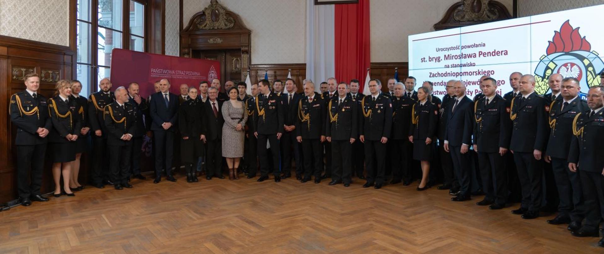 7 lutego 2024 roku w Sali Rycerskiej Zachodniopomorski Urząd Wojewódzki odbyła się uroczysta zbiórka z okazji powołania na stanowisko Zachodniopomorskiego Komendanta Wojewódzkiego Państwowa Straż Pożarna.
Uroczystość rozpoczęła się złożeniem meldunku przez dowódcę uroczystości, który przyjął Pan nadbrygadier Mariusz Feltynowski Komendant Główny PSP.
📄 Decyzją Ministra Spraw Wewnętrznych i Administracji, na wniosek Komendanta Głównego PSP, powołany na stanowisko Zachodniopomorskiego Komendanta Wojewódzkiego PSP został, pełniący dotychczas obowiązki Zachodniopomorskiego Komendanta Wojewódzkiego PSP, st. bryg. Mirosław Pender.
St. bryg. Mirosław Pender, przywitał się ze sztandarem, po czym złożył meldunek Komendantowi Głównemu PSP o przejęciu obowiązków Zachodniopomorskiego Komendanta Wojewódzkiego PSP.
W uroczystości udział wzięli Pan Adam Rudawski wojewoda zachodniopomorski, Pan Olgierd Geblewicz marszałek woj. zachodniopomorskiego, nadbryg. w st. spocz. Marek Kowalski były zastępca komendanta głównego PSP obecnie Prezes zarządu oddziału wojewódzkiego związku OSP RP, nadbryg. w st. spocz. Henryk Cegiełka były zachodniopomorski komendant wojewódzki , nadbryg. w st. spocz. Jacek Staśkiewicz były zachodniopomorski komendant wojewódzki, nadbryg. w st. spocz. Jarosław Tomczyk były zachodniopomorski komendant wojewódzki, generał Artur Koczerba dyrektor okręgowego inspektoratu służby więziennej w Koszalinie, liczne grono zaproszonych i przybyłych gości wraz z rodzinną powołanego zachodniopomorskiego komendanta wojewódzkiego, a także komendanci powiatowi i miejscy PSP z terenu województwa zachodniopomorskiego oraz funkcjonariusze i pracownicy Komendy Wojewódzkiej PSP w Szczecinie.
Zdjęcia: ZUW/ mł. bryg. Tomasz Kubiak