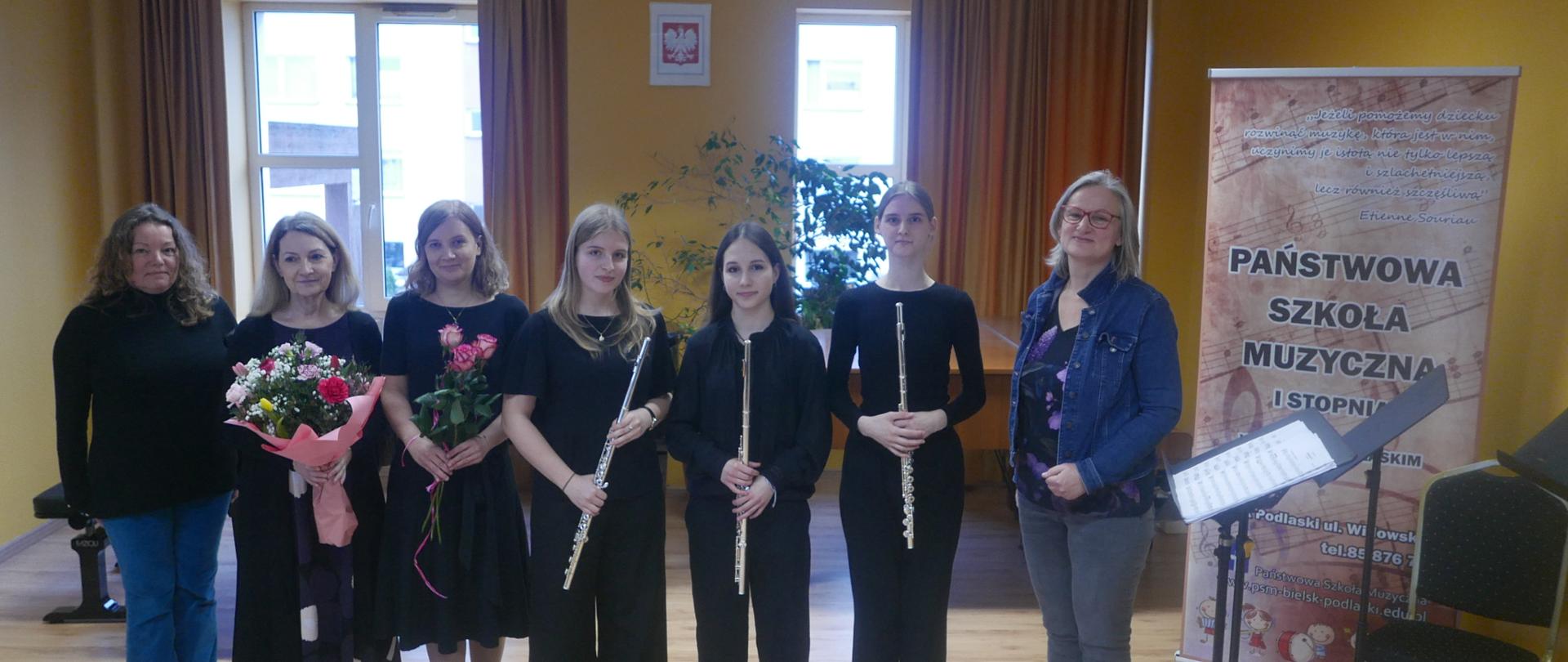 Dziewczyny grające na koncercie ich pani Profesor, pani akompaniator i dwie nauczycielki z naszej szkoły na wspólnej fotografii. 