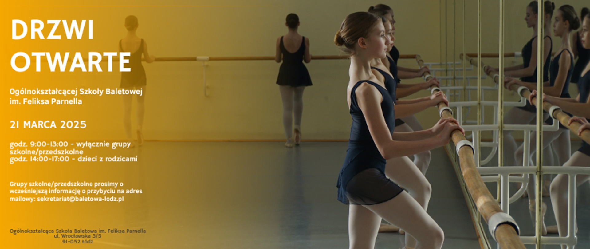 zdjęcie uczennic łódzkiej szkoły baletowej, które stoją na sali baletowej przy drążku baletowym. Po lewej stronie na żółtym tle napis Drzwi Otwarte Ogólnokształcącej Szkoły Baletowej, 21 marca 2025, godziny 9-13 wyłącznie grupy szkolne/przedszkolne, godziny 14-17 dzieci z rodzicami