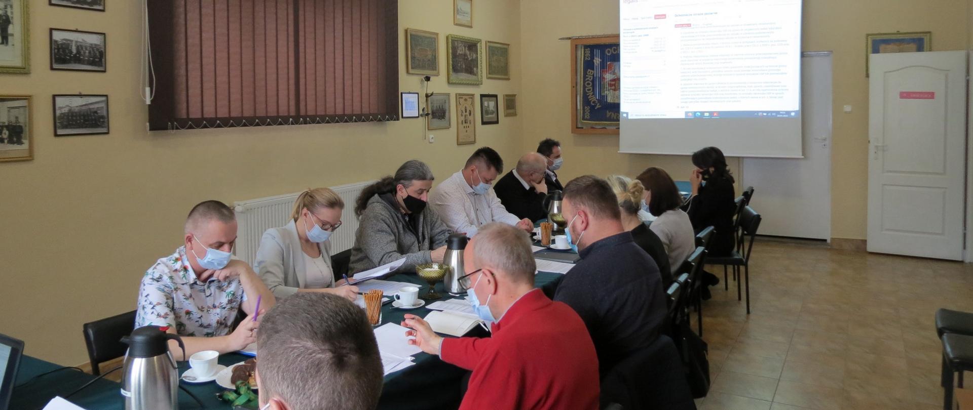Zdjęcie przedstawia przedstawicieli urzędów miast i gmin z terenu powiatu brodnickiego podczas spotkania informacyjnego w sprawie ustawy o Ochotniczych Strażach Pożarnych.