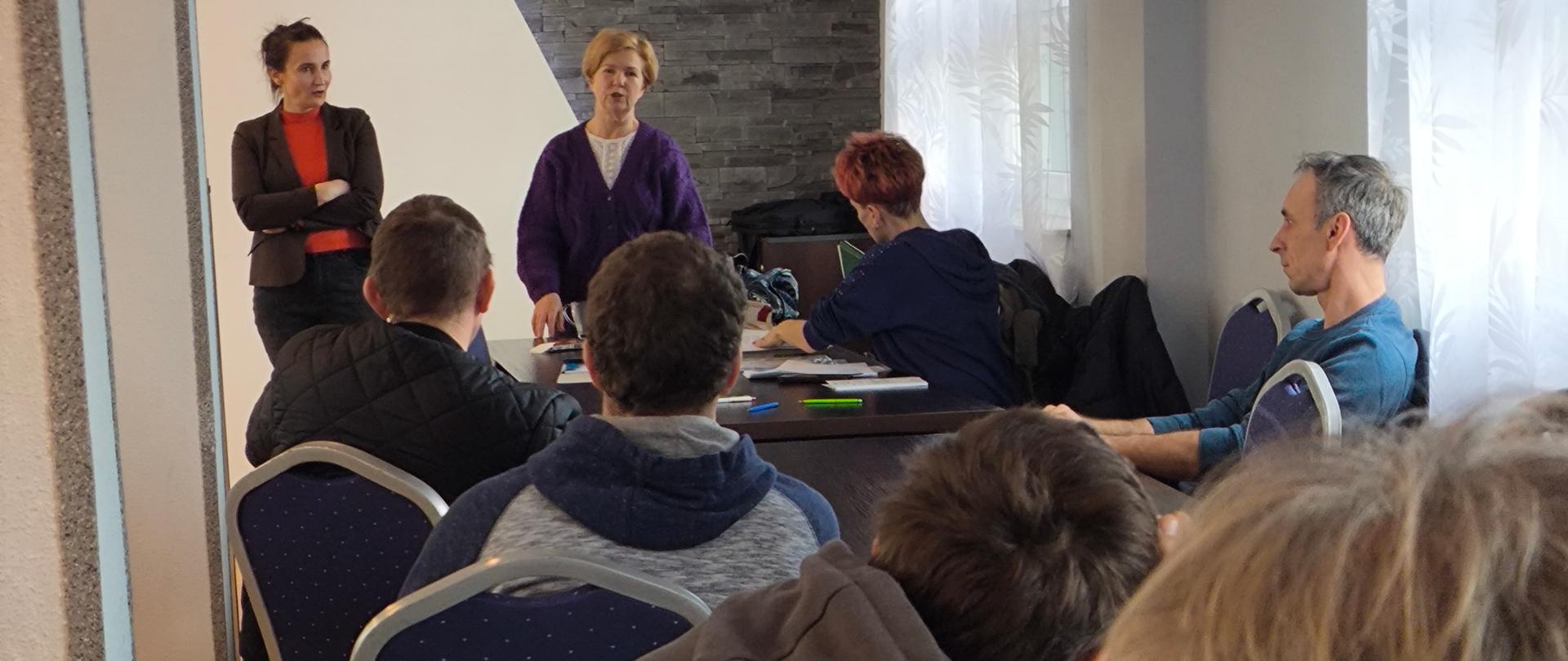 Widok sali i grupy uczestników spotkania