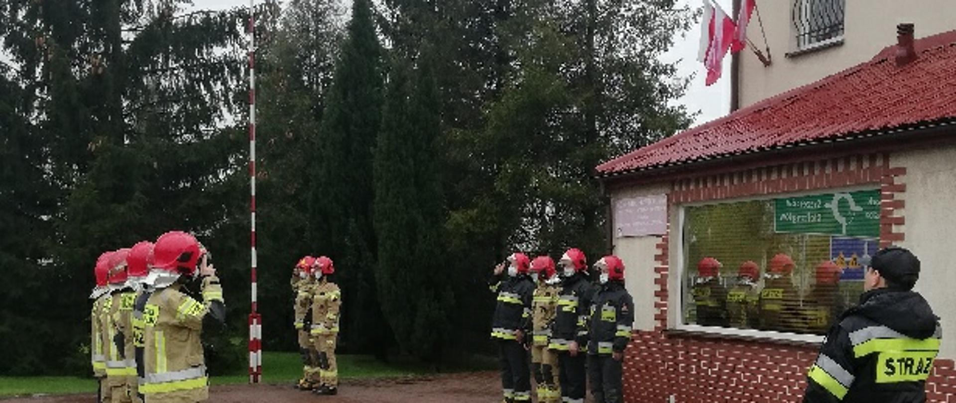 Uroczysta zmiana służbowa w Dniu Flagi.