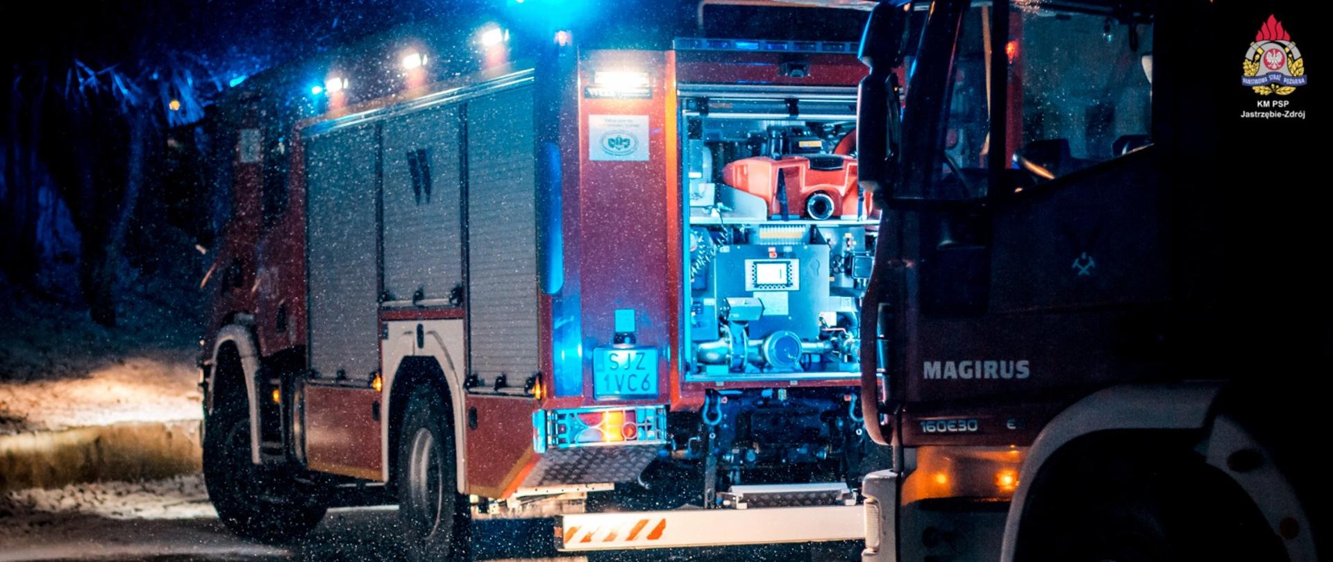 Samochody strażackie podczas dojazdu do miejsca zdarzenia