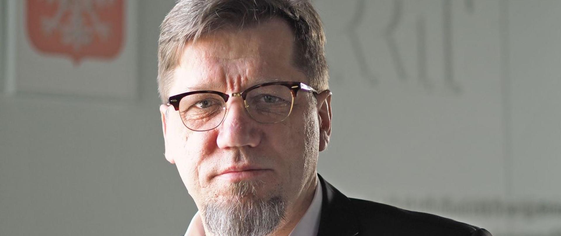 Przewodniczący KRRiT Witold Kołodziejski. Zdjęcie portretowe.