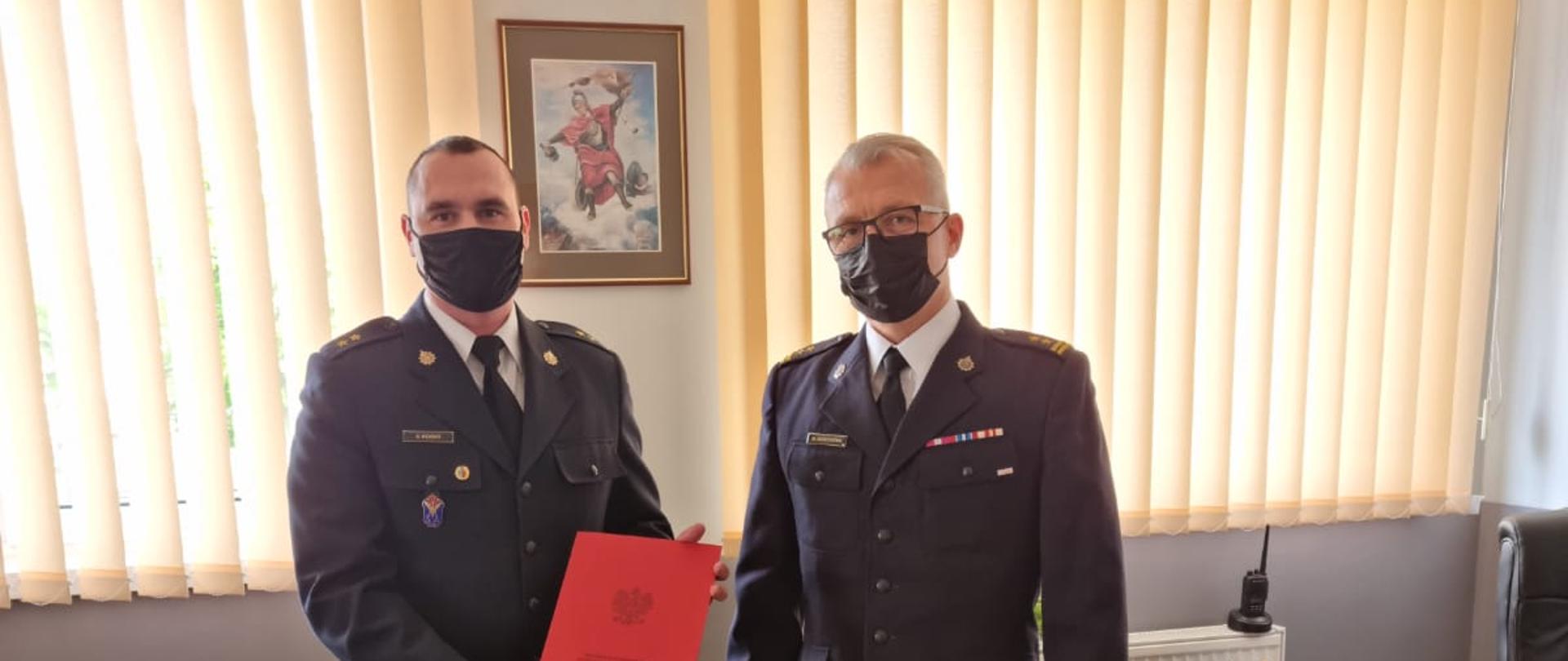 Fotografia przedstawia wręczenie awansu w KP PSP Malbork