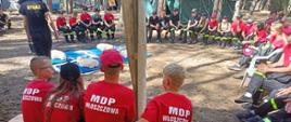 Zdjęcie przedstawia Grupę MDP Włoszczowa na zajęciach z pierwszej pomocy które odbyły się w lesie na obozie ZHP.