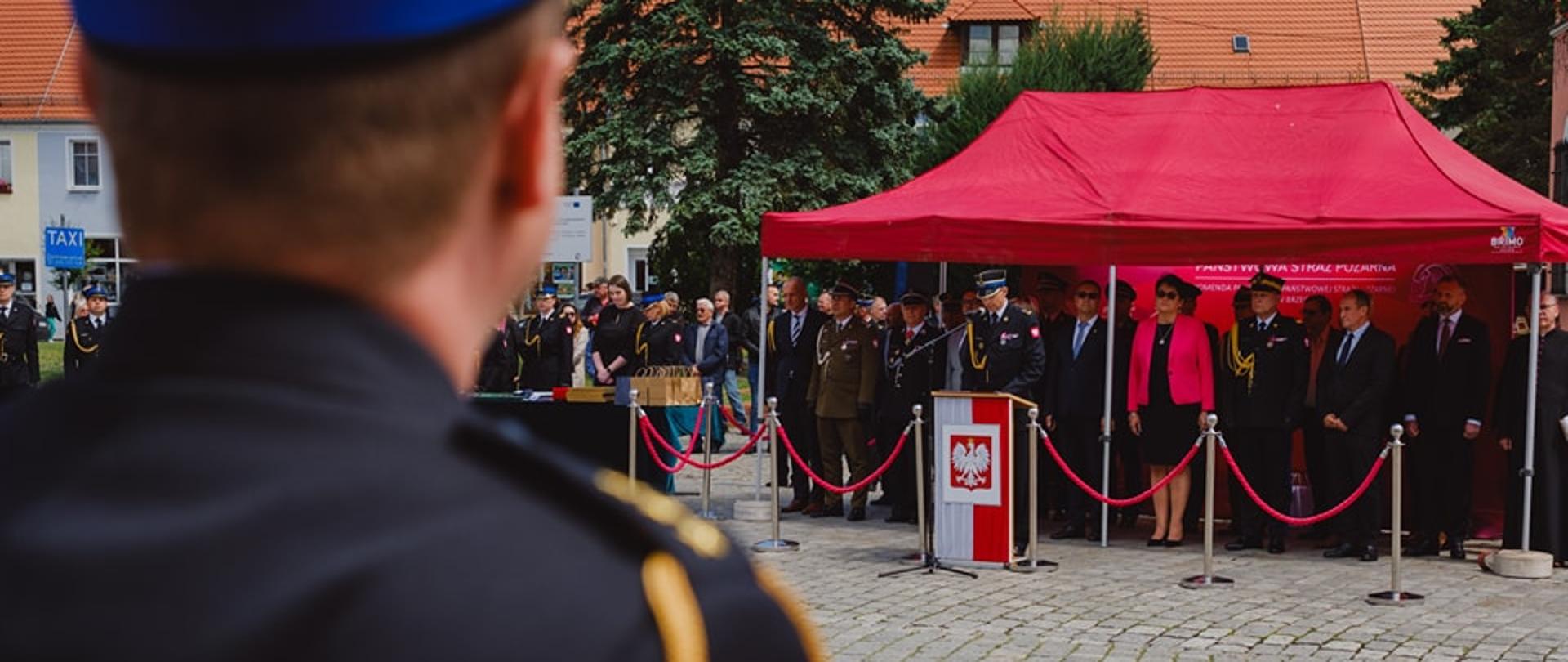 Wystąpienie komendanta powiatowego PSP w Brzegu, w tle zaproszeni goście