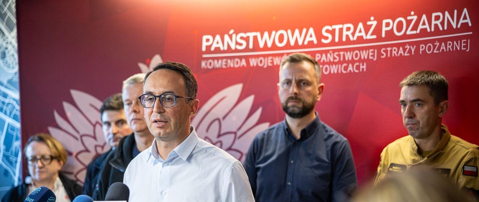 Briefing prasowy po posiedzeniu sztabu kryzysowego w siedzibie KW PSP w Katowicach z udziałem wicepremiera Władysława Kosiniaka-Kamysza, ministra infrastruktury Dariusza Klimczaka oraz ministra spraw wewnętrznych i administracji Tomasza Siemoniaka