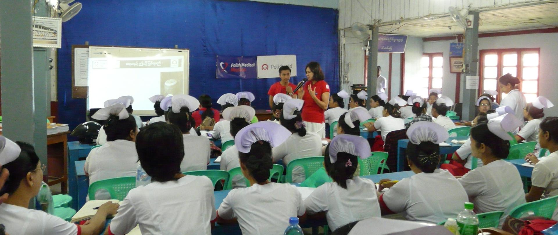Grupa pielęgniarek uczestniczy w szkoleniu