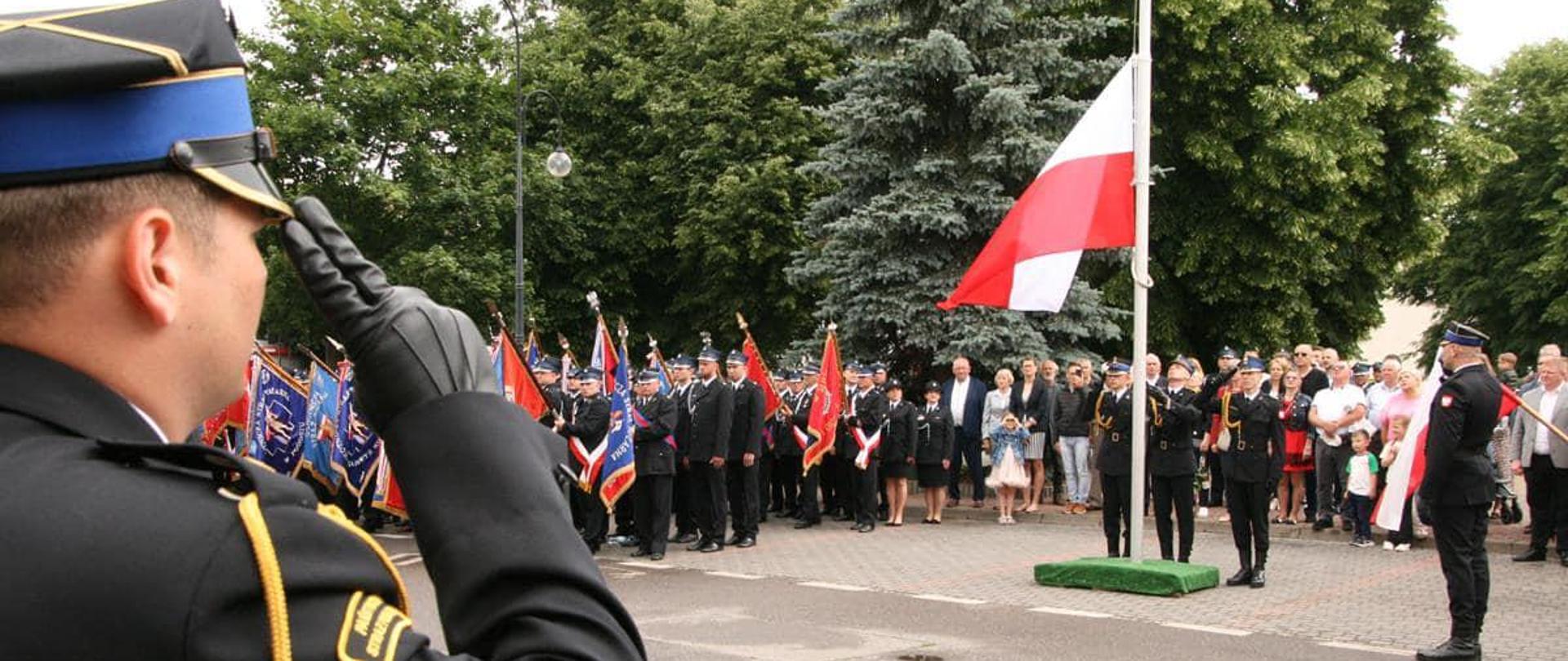 Moment podniesienia flagi państwowej. 