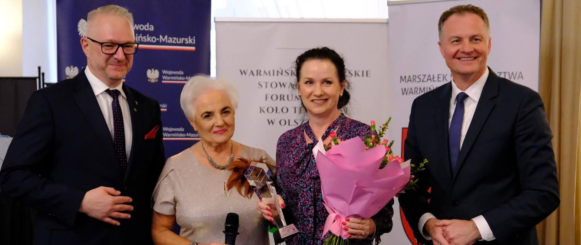 Wojewoda pozuje do zdjęcia z nagrodzoną kobietą z charakterem 