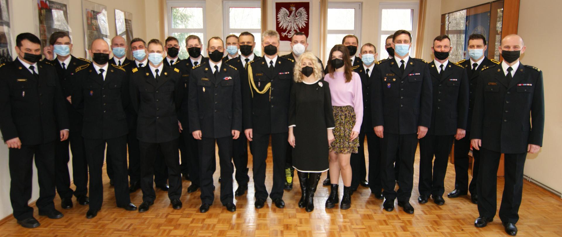 Uroczysta zbiórka w związku z przejściem na zaopatrzenie emerytalne. Zdjęcie zbiorowe.